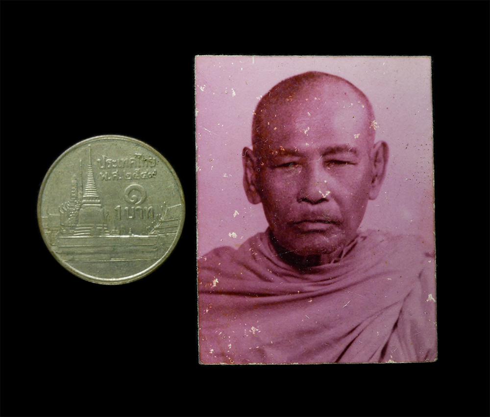 28Apr25 (215)p.jpg - รูปถ่ายหลวงพ่อจ้อย วัดด่าน ยานนาวา กรุงเทพฯ ติดจีวร ลงยันต์ ขนาดห้อยคอ รูปเก่าสวย สร้างน้อย หายาก | https://kamulet.in.th